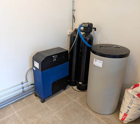 Total installation af storkøkken (Vandflyverhangaren, Refshaleøen): Opvaskemaskiner, Pro-ovn, kogeplade, Vaske, stålborde, køleskuffer, Emhætte (4 x 1,5 meter), Lys. Inkl. El, vand, afløb, ventilation, blødt vand, osv.