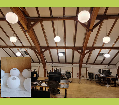 Opsætning af 25 stk.  Glo-Ball lamper fra Floss, hos reklamebureau på Christianshavn (6 meter til loft)